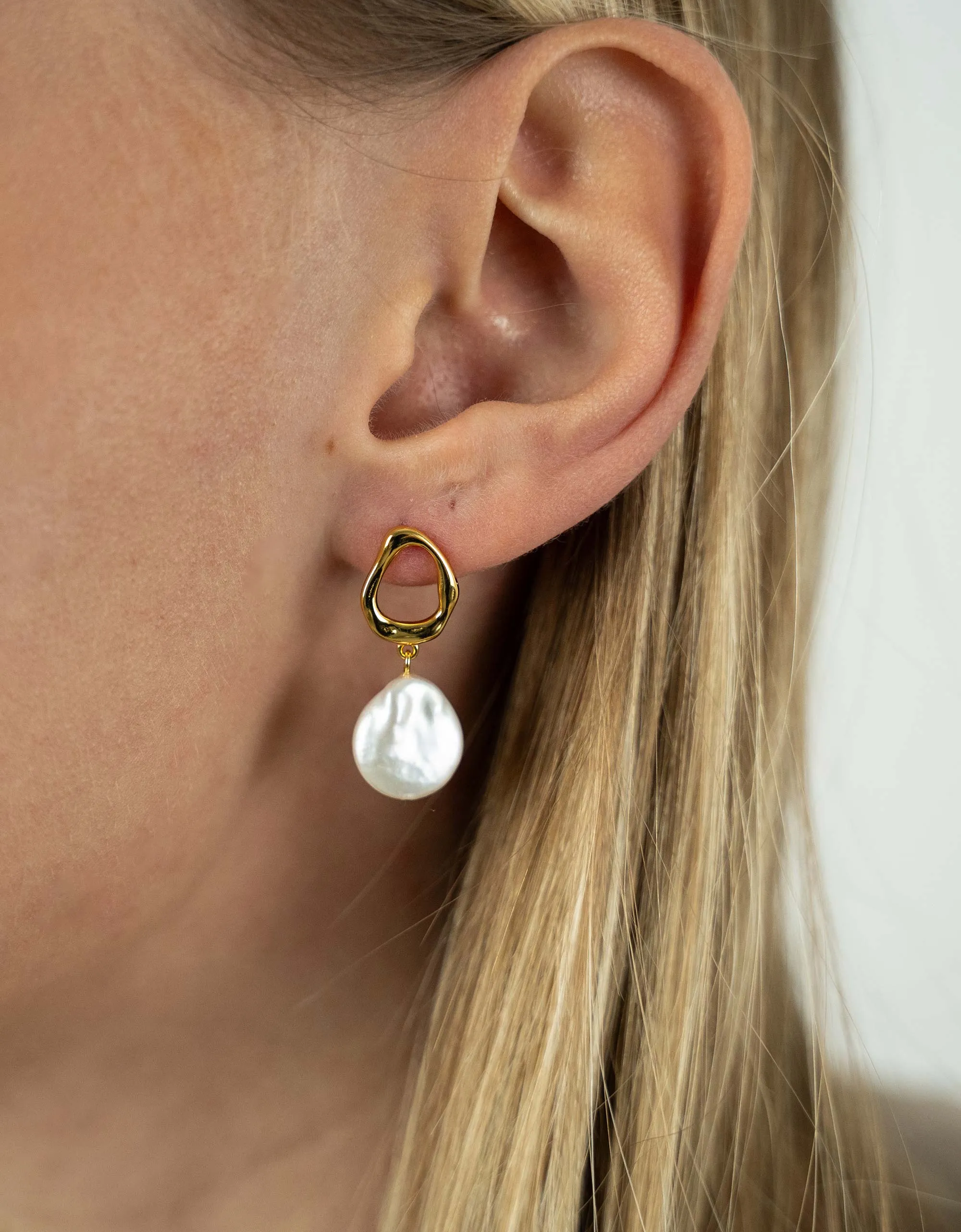 Freshwater Wave Circle Earrings